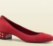 古驰莓红色麂皮饰铆钉中跟鞋