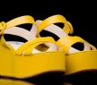 普拉达黄色漆皮厚底凉鞋