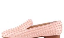 克里斯蒂安·鲁布托饰铆钉浅粉红色漆皮船鞋