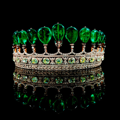 拍卖会惊现古董级绿宝石镶钻皇冠 估价7000万