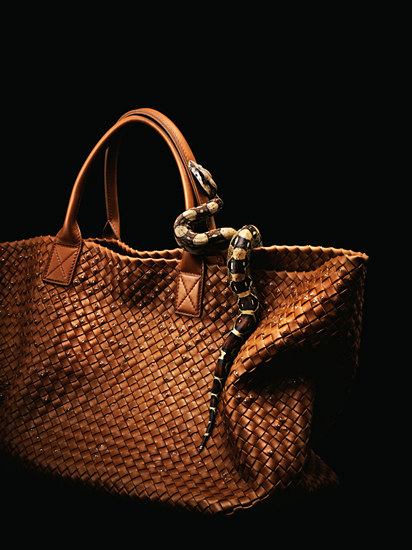 Bottega Veneta棕色编织铆钉手提包，RMB 71580