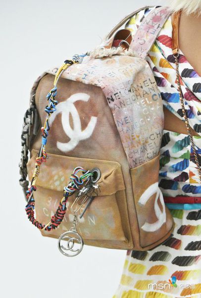 Chanel春夏系列双肩涂鸦背包在巴黎时尚潮店Colette限时展售